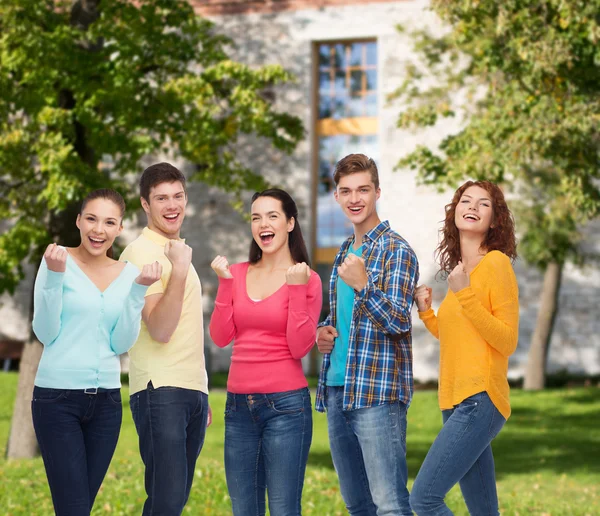 Группа улыбающихся подростков на территории кампуса — стоковое фото