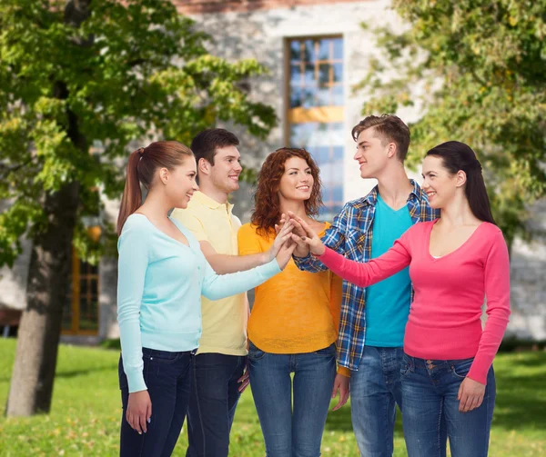 Groupe d'adolescents souriants sur fond de campus — Photo