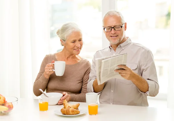 Щаслива старша пара сніданок вдома — стокове фото