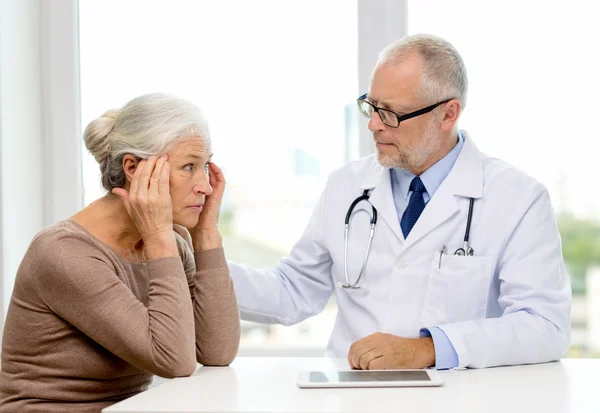 Mujer mayor y médico con tableta pc — Foto de Stock