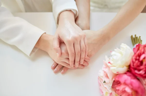 Close-up van gelukkig getrouwd lesbisch paar handen — Stockfoto