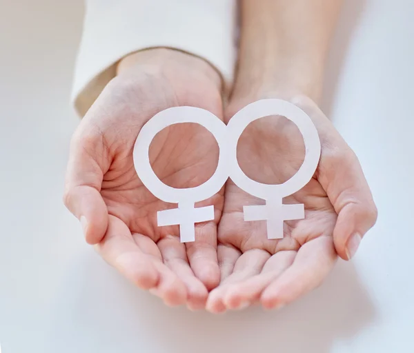 Gros plan de heureux couple lesbien avec Venus symbole — Photo