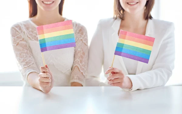 Рядом счастливая лесбийская пара с радужным флагом — стоковое фото