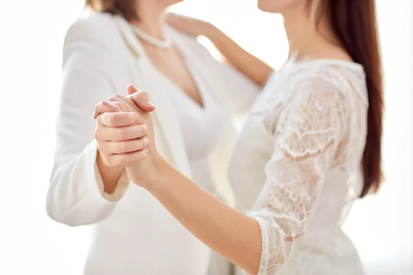 Nahaufnahme glücklicher verheirateter lesbischer Paare beim Tanzen — Stockfoto
