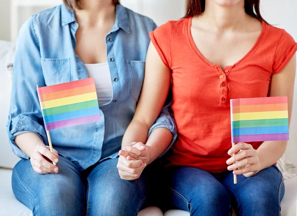 Close up de casal lésbico com bandeiras do arco-íris — Fotografia de Stock