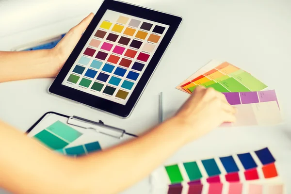 Mujer que trabaja con muestras de color para la selección —  Fotos de Stock