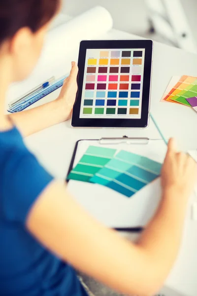 Mulher trabalhando com amostras de cores para seleção — Fotografia de Stock