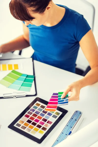 Жінка, що працює з кольоровими зразками для вибору — стокове фото