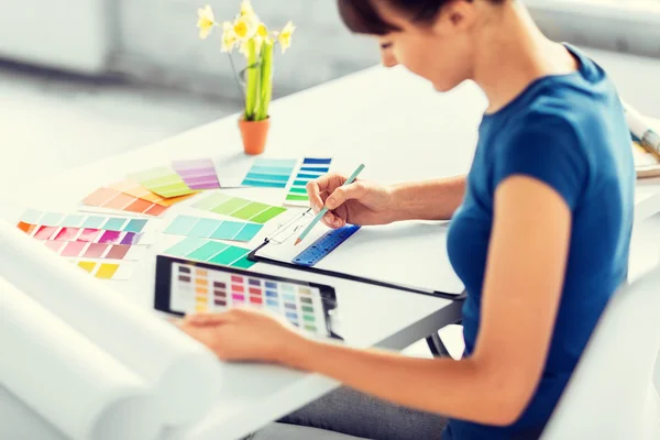 Mujer que trabaja con muestras de color para la selección — Foto de Stock