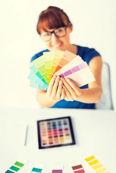 Femme montrant des échantillons de couleur pantone — Photo