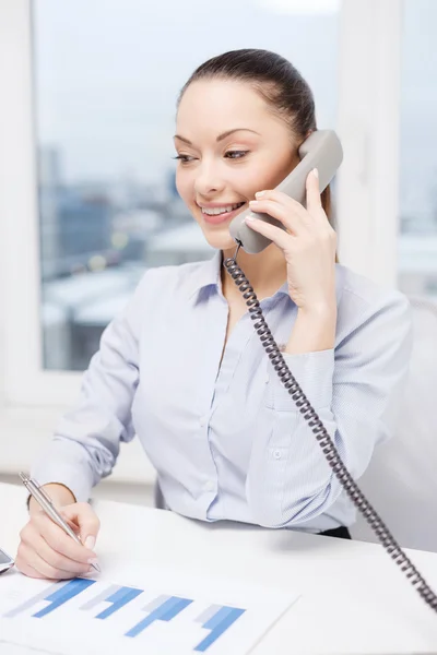 Zakenvrouw met telefoon, laptop en bestanden — Stockfoto