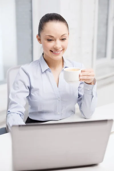 Empresária sorridente ou estudante com laptop — Fotografia de Stock