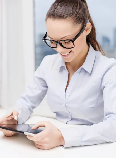 Lächelnde Geschäftsfrau mit Brille und Tablet-PC — Stockfoto