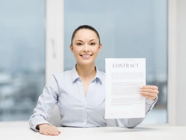 Gelukkig zakenvrouw holding contract in office — Stockfoto