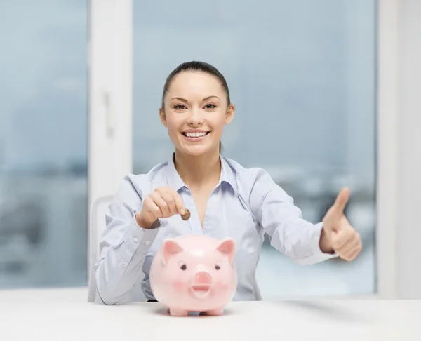 Mujer sonriente con hucha y dinero en efectivo — Stock fotografie