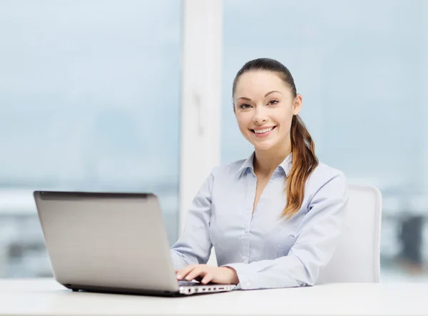 Bizneswoman z laptopem w biurze Zdjęcia Stockowe bez tantiem