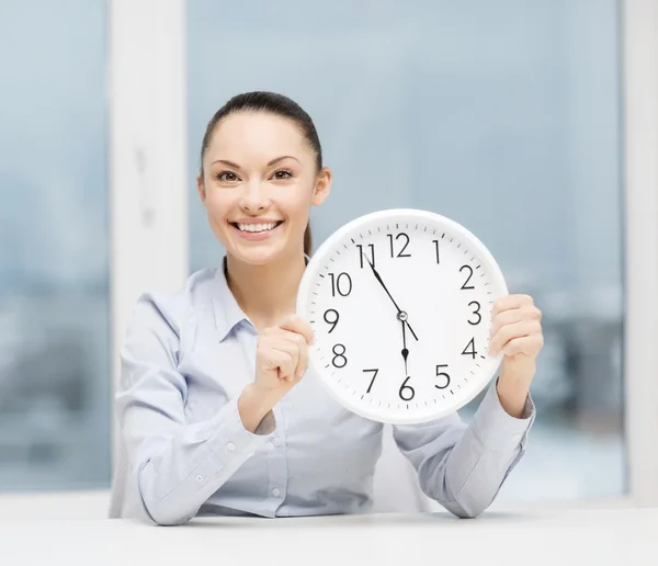 Attraktive Geschäftsfrau mit weißer Uhr lizenzfreie Stockbilder