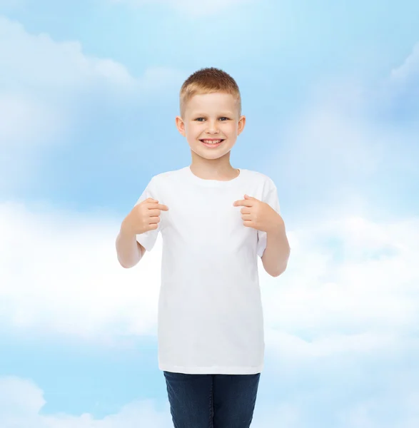 Lachende jongetje in witte lege t-shirt — Stockfoto