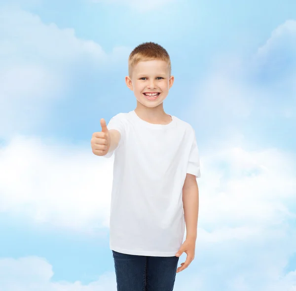 Lachende jongetje in witte lege t-shirt — Stockfoto