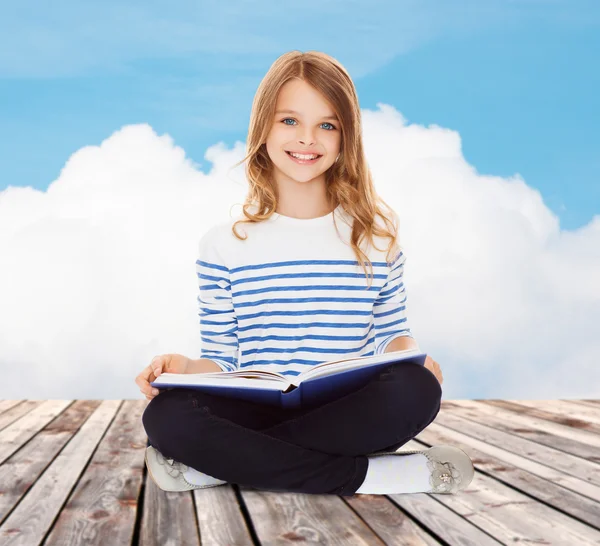 Studente ragazza studiare e leggere libro — Foto Stock