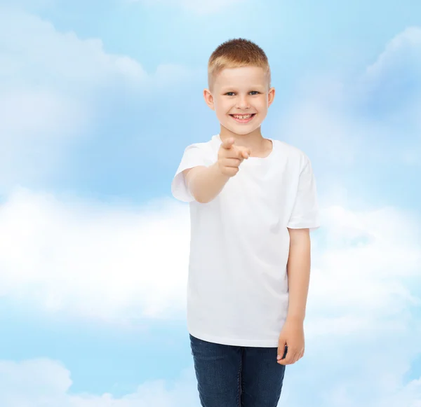 Niño sonriente en camiseta blanca en blanco — Foto de Stock