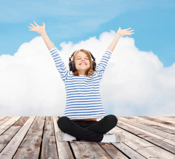 Ragazza felice con le cuffie ascoltare musica — Foto Stock