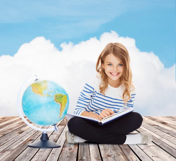 Girl with globe and book — Stock Photo, Image