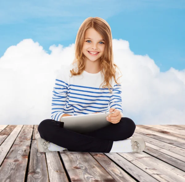 Счастливая маленькая студентка с планшетным компьютером — стоковое фото
