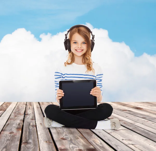 Szczęśliwa dziewczyna ze słuchawkami Wyświetlono komputera typu tablet — Zdjęcie stockowe