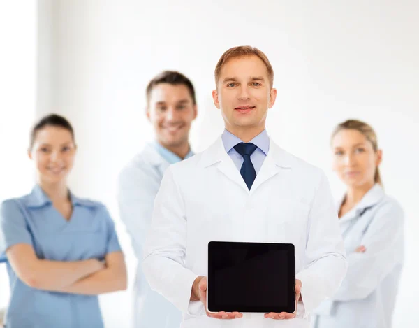 Sonriente médico masculino con tableta pc — Foto de Stock