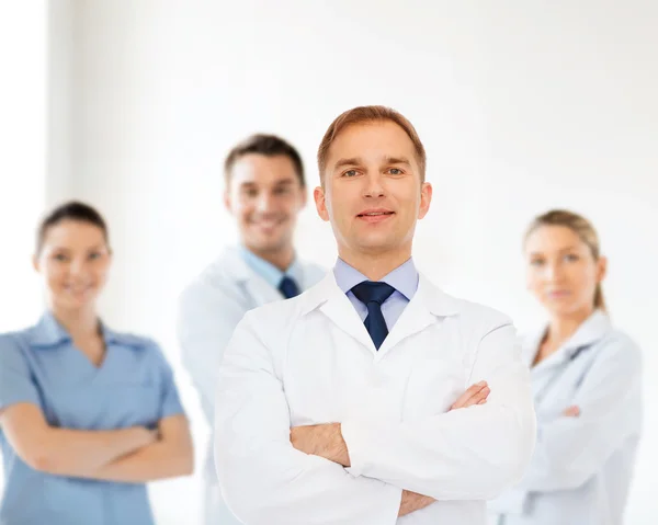 Sorridente médico masculino em casaco branco — Fotografia de Stock