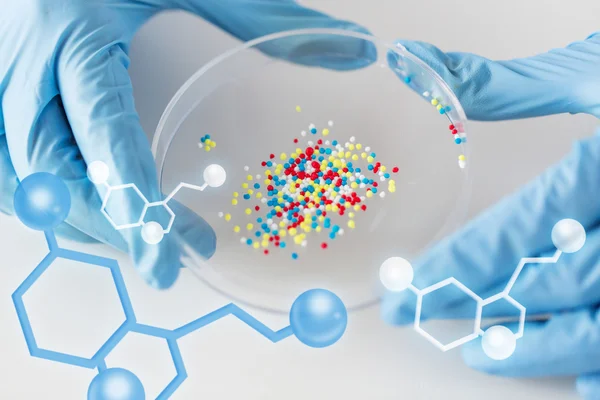 Close up de mãos de cientistas segurando cura química — Fotografia de Stock