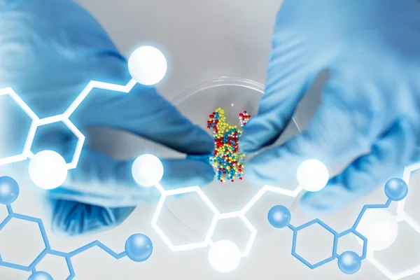 Primer plano de manos científicas sosteniendo píldora en el laboratorio — Foto de Stock