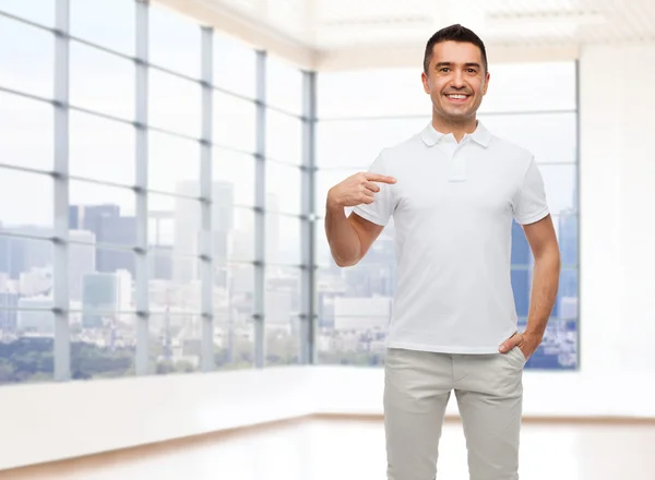 Uśmiechnięty mężczyzna w t-shirt palcem wskazującym na siebie — Zdjęcie stockowe