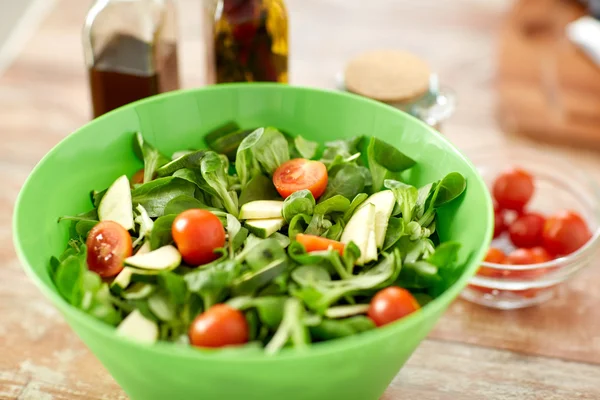 Close-up de tigela de salada e especiarias na mesa da cozinha — Fotografia de Stock