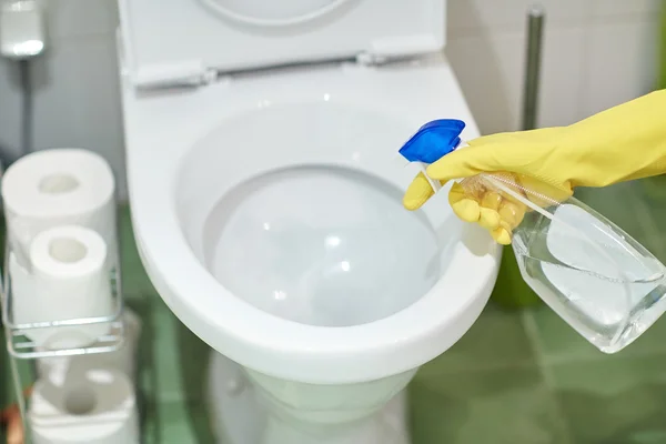 Hautnah mit Waschmittel Toilette reinigen — Stockfoto