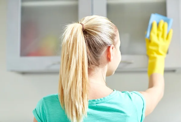 Gabinete de limpieza mujer feliz en casa cocina — Foto de Stock