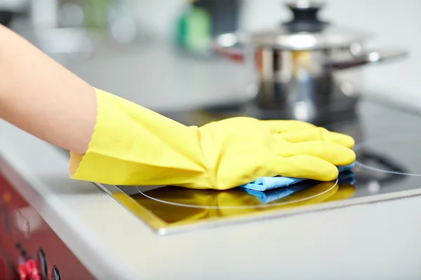 Close up van vrouw fornuis thuis schoonmaken keuken — Stockfoto