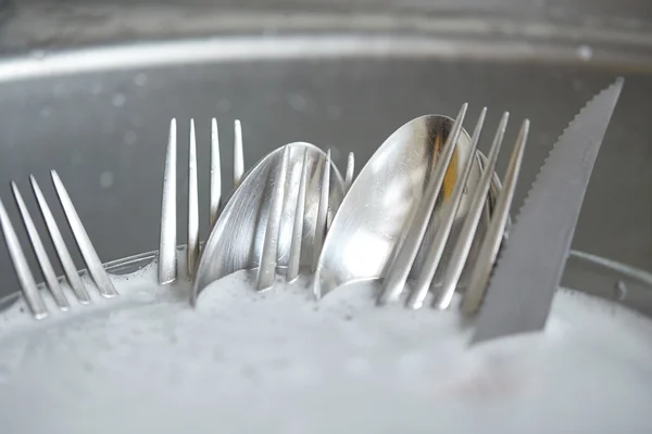 Primo piano di piatti sporchi lavello in cucina — Foto Stock