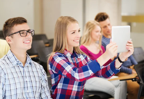 Группа улыбающихся студентов с планшетным ПК — стоковое фото