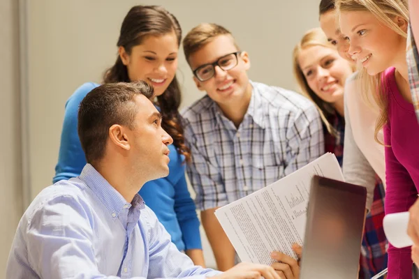 Group of students and teacher with laptop — Stock Photo, Image