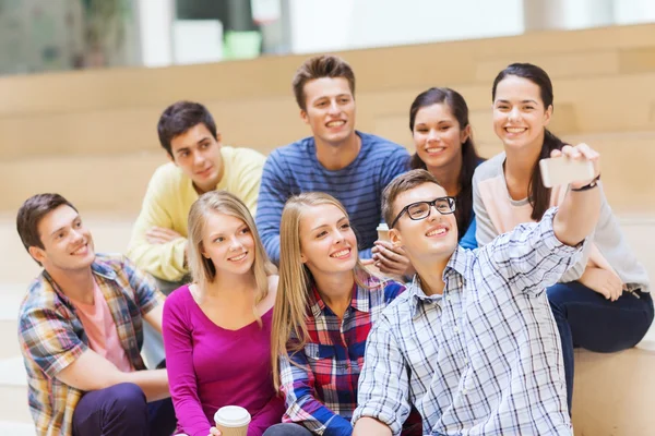 Grupo de estudiantes con teléfono inteligente y taza de café —  Fotos de Stock