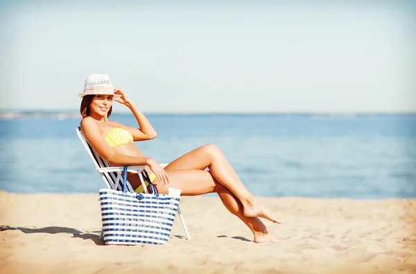 Flicka sola på stranden stolen — Stockfoto