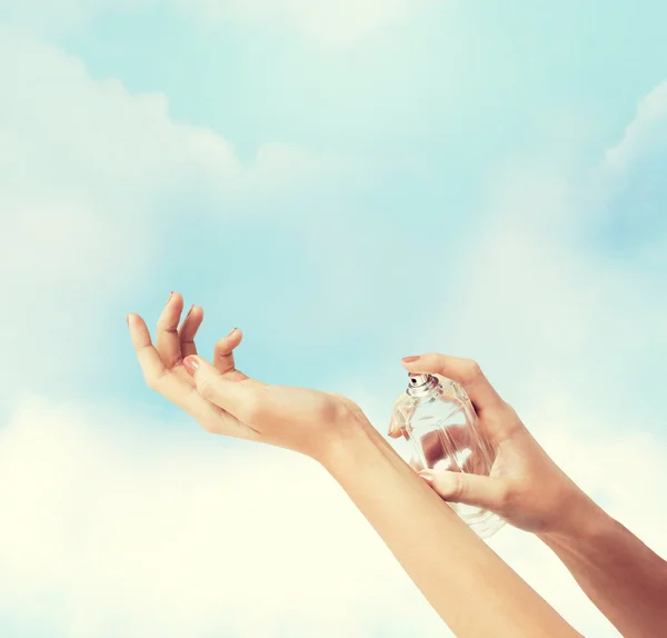 Mains de femme pulvérisation de parfum — Photo