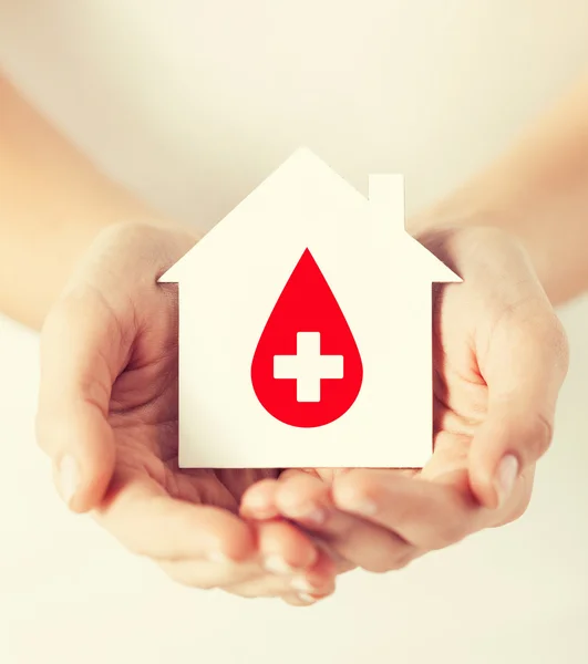 Handen met huis met donor teken — Stockfoto