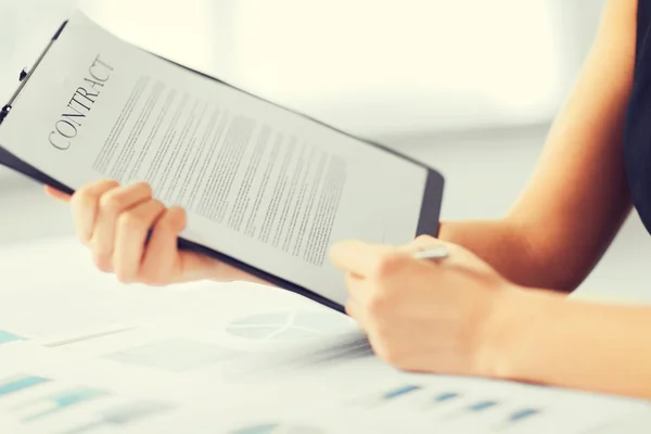 Mujer firma de mano contrato de papel — Foto de Stock