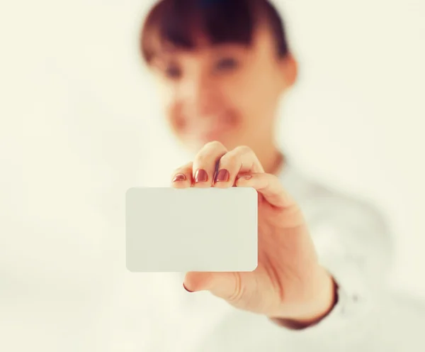 Empresaria mostrando tarjeta en blanco — Foto de Stock
