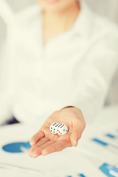 Hände mit Glücksspielwürfeln — Stockfoto