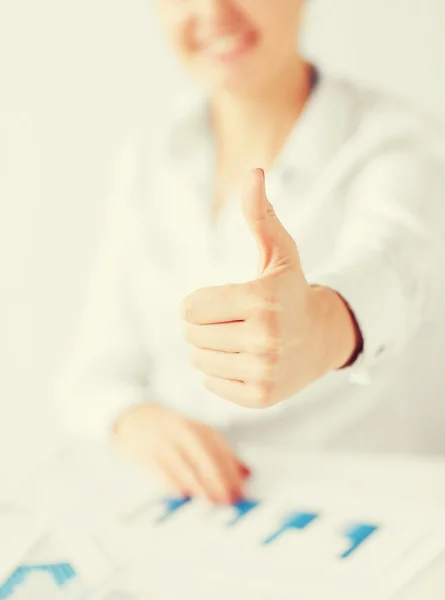 Frau mit Diagrammen, Papieren und Daumen hoch — Stockfoto