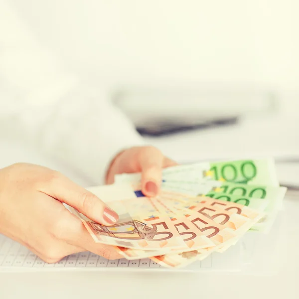 Vrouw handen met euro contant geld — Stockfoto